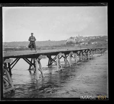 Militaire sur un pont (Liverdun)